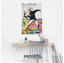 Banksy Flower Thrower Poster über einem Schreibtisch