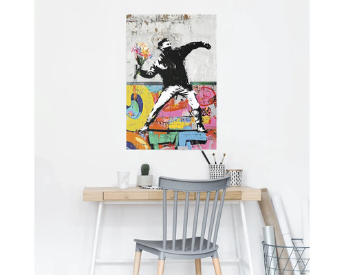 Banksy Flower Thrower Poster über einem Schreibtisch