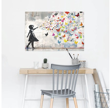 Dekoratives Wandbild mit Mädchen und Schmetterlingen über einem Schreibtisch