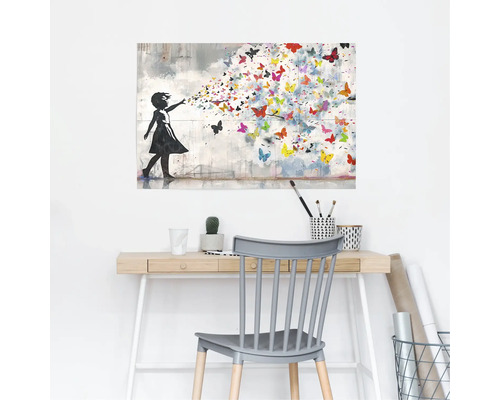 Dekoratives Wandbild mit Mädchen und Schmetterlingen über einem Schreibtisch