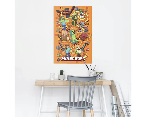 Minecraft-Poster mit verschiedenen Charakteren an einer Wand über einem Schreibtisch