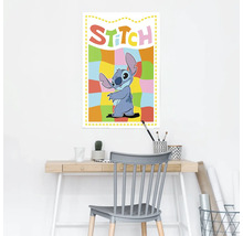 Dekoratives Wandbild mit Stitch Motiv über einem Schreibtisch