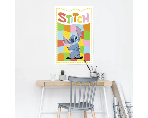 Dekoratives Wandbild mit Stitch Motiv über einem Schreibtisch