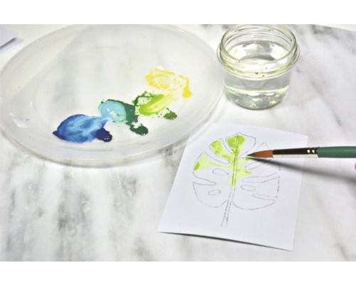 Aquarellmalerei einer tropischen Monstera-Blattvorlage mit Pinsel, Farben und Wasser