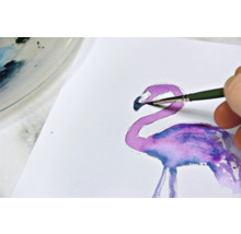 Aquarellmalerei eines Flamingos mit Pinsel auf Papier