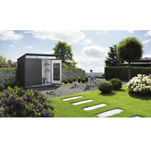 Gartenszene mit modernem Gerätehaus, spielenden Kindern und gepflegtem Garten