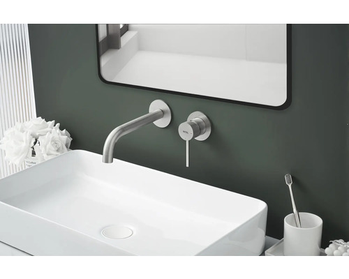 Modernes Badezimmer mit Aufsatzwaschbecken, Wandarmatur und Spiegel