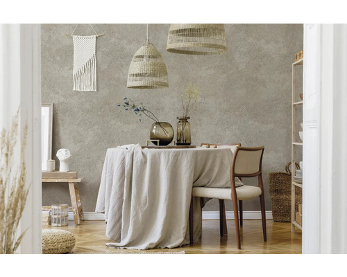 Gemütliches Esszimmer mit Tisch, Stühlen, Dekoration und Rattanlampen