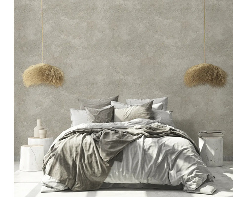 Schlafzimmer mit Bett, Kissen, Decke und zwei Lampen