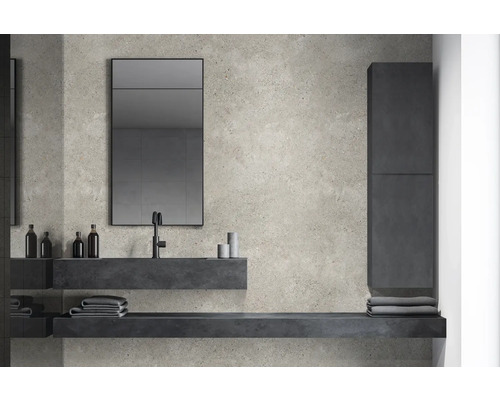 Badezimmer mit Waschbecken, Spiegel, Handtüchern und Waschtisch
