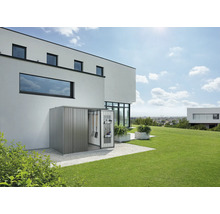 Metall Gerätehaus mit geöffneter Tür und Gartengeräten im modernen Garten