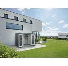 Gartenschrank aus Metall mit offenen Doppeltüren vor einem Haus