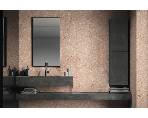 Modernes Badezimmer mit Terrazzo-Fliesen an Wand und Boden, Waschtisch mit Spiegel und Handtüchern