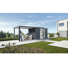 Szene mit einem Gartenhaus mit angebautem Pavillon, zwei Personen sitzen auf einem Sitzsack und einem Stuhl
