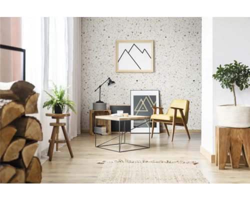 Heller Wohnraum mit Terrazzo Tapete, Holzmöbeln und dekorativen Elementen für ein gemütliches Ambiente.
