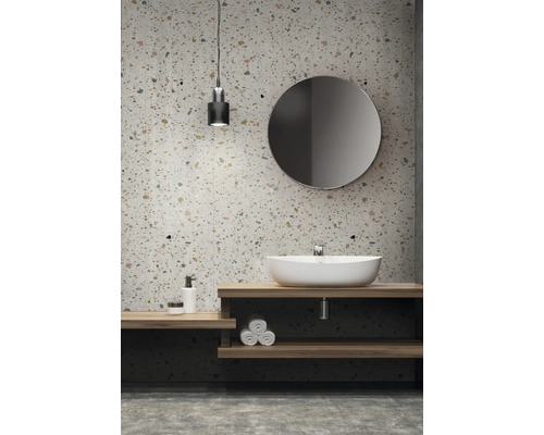 Modernes Badezimmer mit Terrazzo-Fliesen, Waschtisch, Spiegel und Beleuchtung