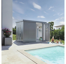 Gartenschrank aus Metall mit geöffneter Tür neben einem Pool, im Hintergrund Kinder.