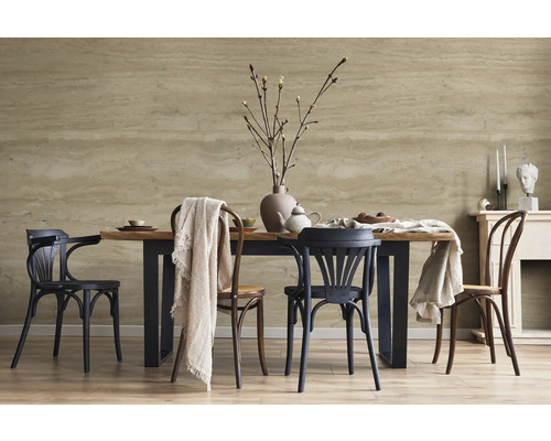 Esszimmer mit Esstisch, Stühlen, Geschirr, Vase und Dekoration in hellem Ambiente