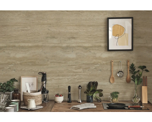 Küchenszene mit Küchenutensilien und Dekoration auf einer Holzoberfläche