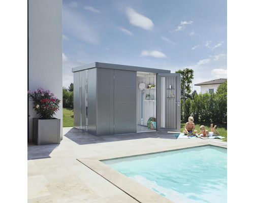 Gartenschrank aus Metall mit geöffneter Tür, neben einem Pool