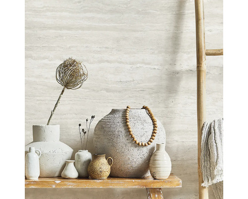 Dekorative Vasen und eine Holzkette auf einem Regal vor einer Wand mit Muster