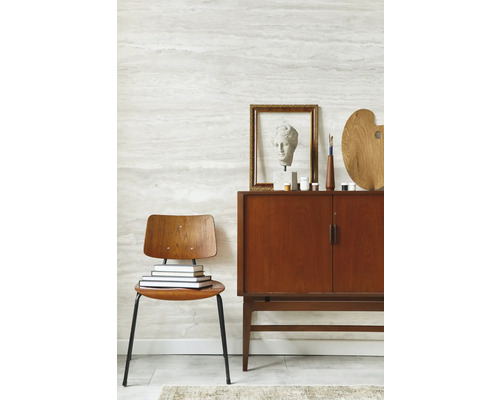 Wohnszene mit Holzstuhl, Büchern, Kommode, Skulptur und Dekoartikeln