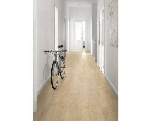 Heller Flur mit Laminatboden in Holzoptik und einem Fahrrad an der Wand