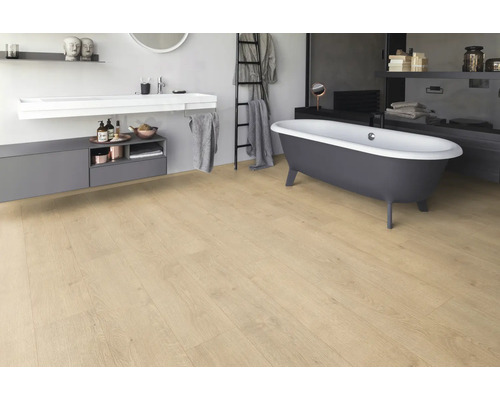 Badezimmer mit freistehender Badewanne, Waschtisch und hellem Holzboden