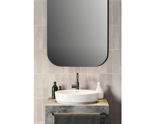 Badezimmer Szene mit Spiegel, Waschbecken, Armatur und Accessoires
