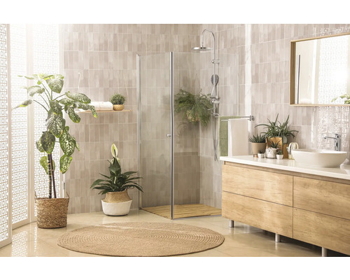 Helles Badezimmer mit Dusche, Waschtisch, Spiegel und Pflanzen