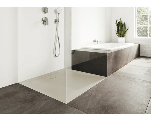 Badezimmer mit ebenerdiger Dusche und Badewanne
