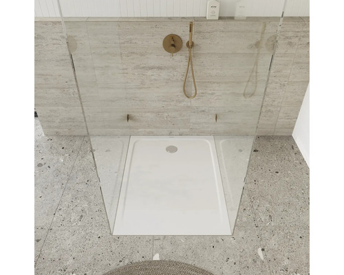 Begehbare Dusche mit flacher Duschwanne, Duscharmatur und Glasabtrennung