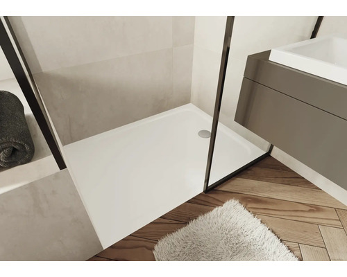Helles Badezimmer mit Dusche, Waschbecken und Holzfußboden