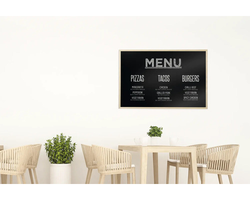 Speisekarte mit Pizza, Tacos und Burgern über Tisch und Stühlen