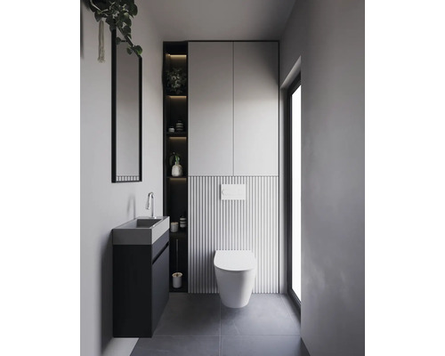 Modernes Badezimmer mit Waschtisch, Spiegel, Toilette und Stauraum