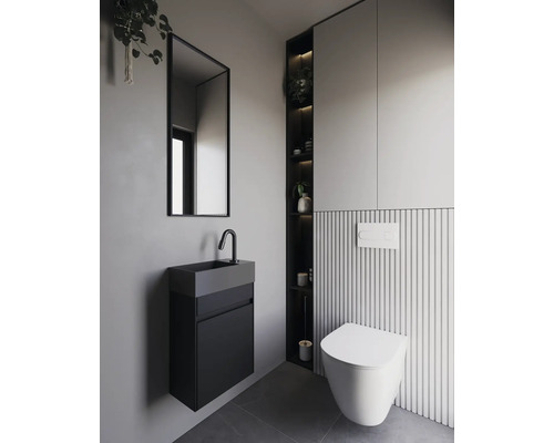 Modernes Badezimmer mit Hänge-WC, Waschtisch und Spiegel