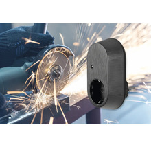 Schutzkontakt-Zwischenstecker im Einsatz mit Winkelschleifer