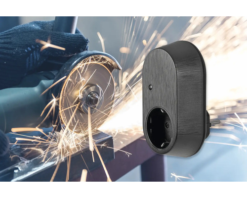 Schutzkontakt-Zwischenstecker im Einsatz mit Winkelschleifer