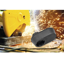 Steckdosenzwischenstecker vor Metallsäge im Einsatz