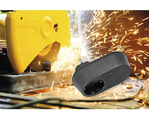 Steckdosenzwischenstecker vor Metallsäge im Einsatz