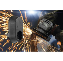 Smarte Steckdose vor dem Hintergrund eines Winkelschleifers mit Funken