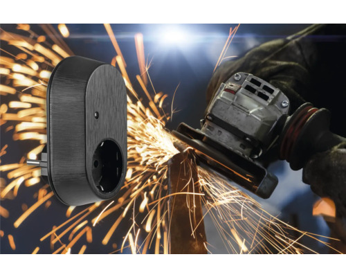 Smarte Steckdose vor dem Hintergrund eines Winkelschleifers mit Funken