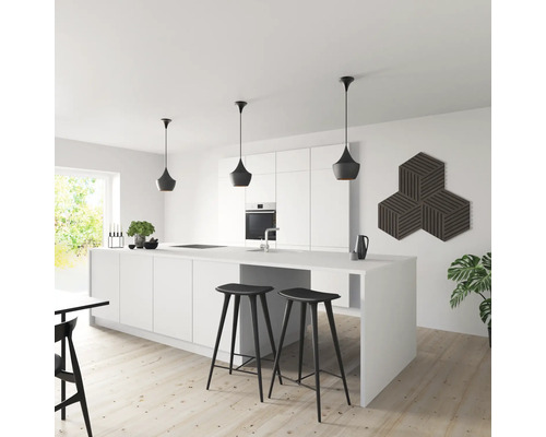 Helle Küche mit Kücheninsel, Barhockern, Pendelleuchten und Akustikpaneel an der Wand.
