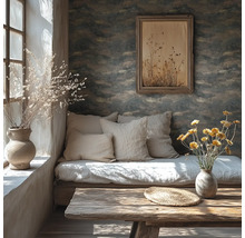 Heller Raum mit Sofa, Holztisch und Dekorationen