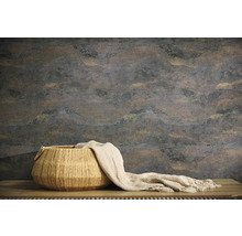 Wandgestaltung mit abstrakter Musterung, Korb und Decke auf Tisch