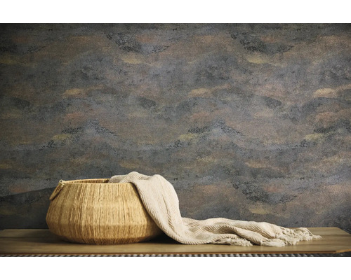 Wandgestaltung mit abstrakter Musterung, Korb und Decke auf Tisch