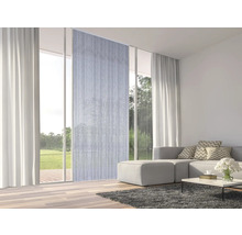 Wohnraum mit Schiebevorhang, Gardinen, Sofa, Tisch und Teppich