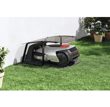 Mähroboter mit Ladestation auf einer Rasenfläche