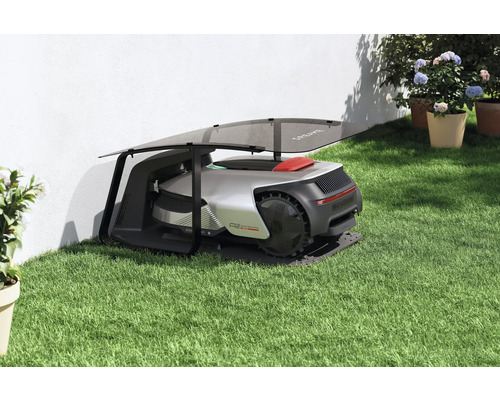 Mähroboter mit Ladestation auf einer Rasenfläche