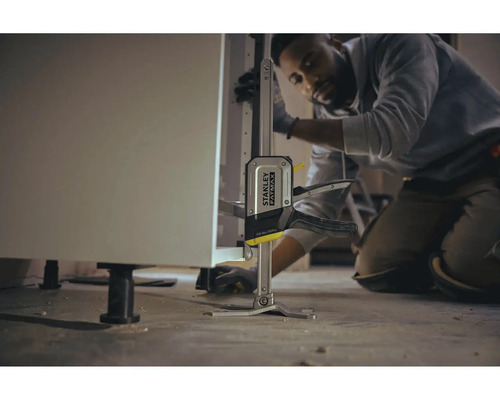 Ein Handwerker verwendet einen Küchenschrankheber von Stanley Fatmax, um einen Küchenschrank anzubringen.